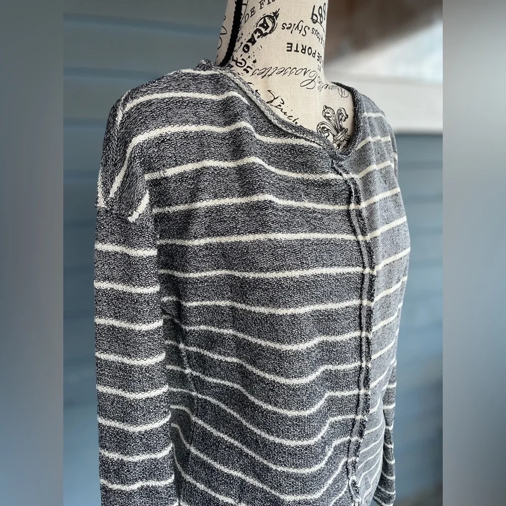 Anthropologie Womens XS Devin Textured Gray & White Striped Sweater Top-Raw Edge